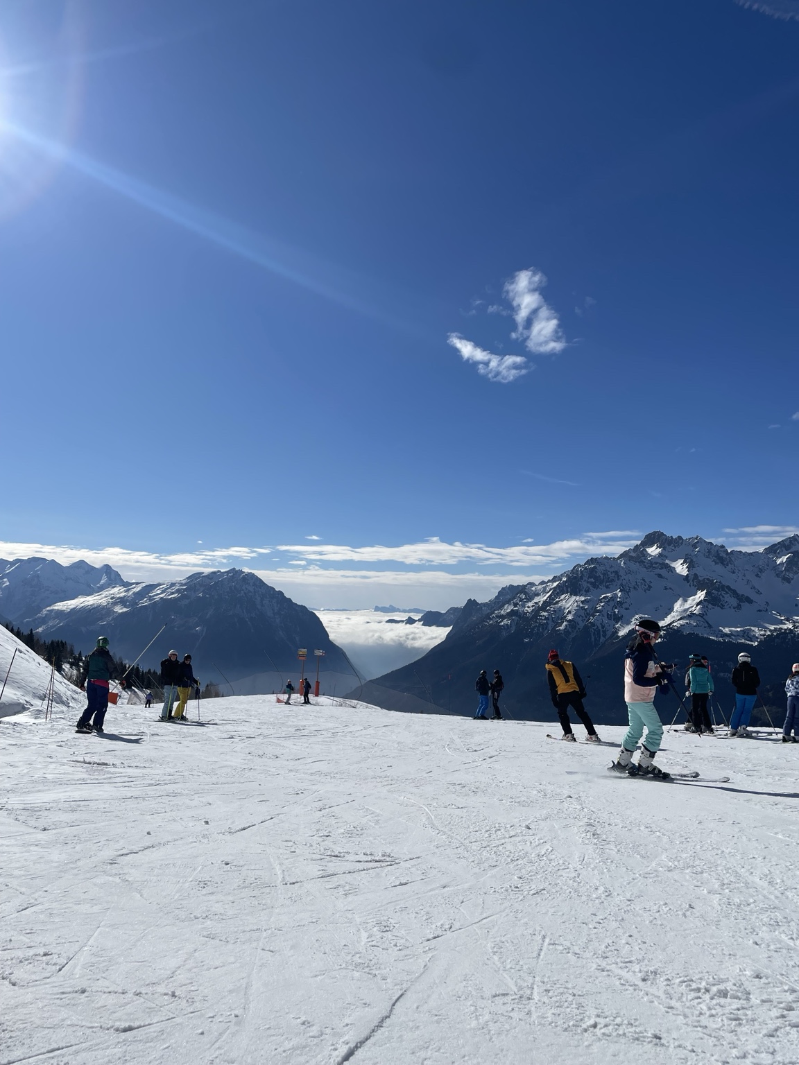 Skiërs met bergpanorama in Alpe d’Huez